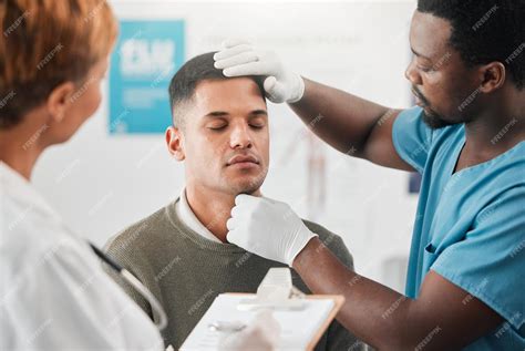 Esquema de un médico evaluando a un adulto mayor en una cama de hospital.