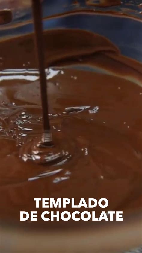 Infografía paso a paso: templado de chocolate, relleno de moldes y desmolde.