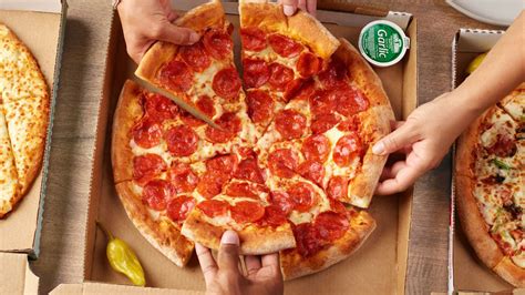 Imagen de una pizza recién horneada de Papa Johns con variedad de ingredientes
