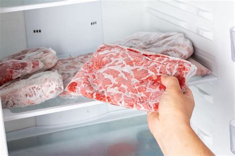 Esquema comparativo: Diferencia entre descongelar la carne en el frigorífico frente a cocinarla directamente desde el congelador.