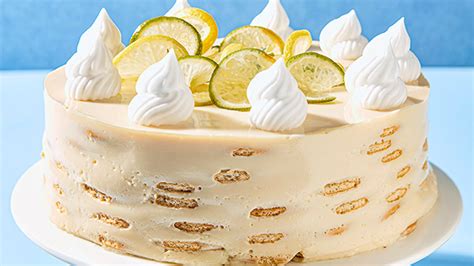 Variedad de Carlotas de limón decoradas con frutas y crema batida