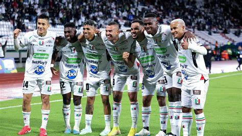 Afición del Once Caldas celebrando un gol en el Estadio Palogrande