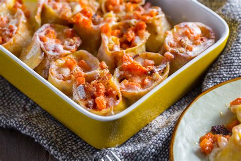 Crepes rellenas de calabaza y panceta horneadas en una fuente