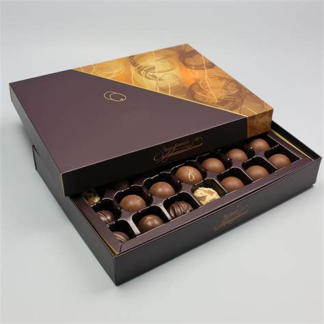 Variedad de bombones en una elegante caja