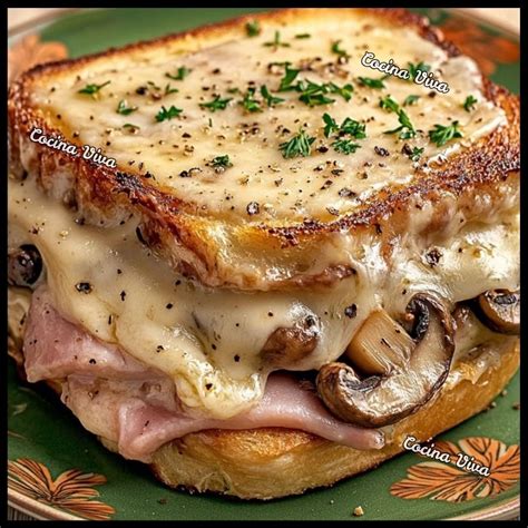 Fotografía de bechamel espesa con jamón en una sartén