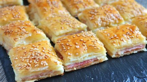 Hojaldres pequeños rellenos de jamón y espárragos antes de hornear