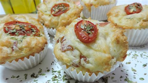 Muffins salados de jamón, queso y huevo recién horneados