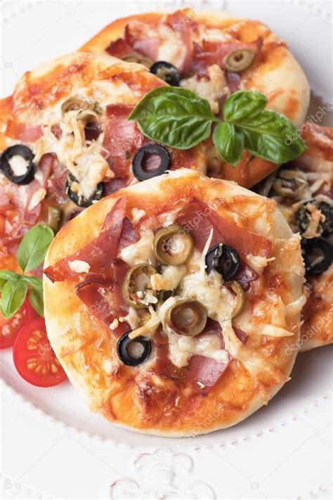 Mini pizzas variadas con jamón, aceitunas y queso