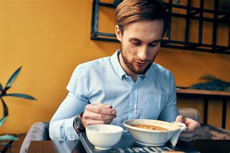Persona comiendo sopa saludable en un tazón