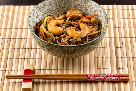 Ingredientes y pasos para preparar Yakisoba con camarones, calamares y cerdo