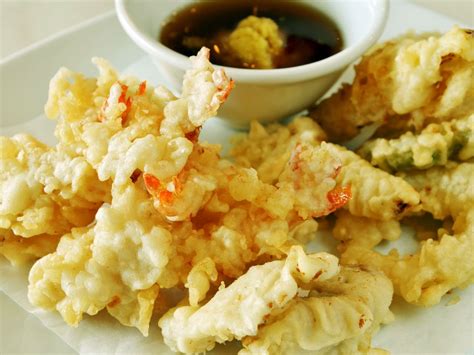 Variedad de mariscos y verduras rebozados en tempura