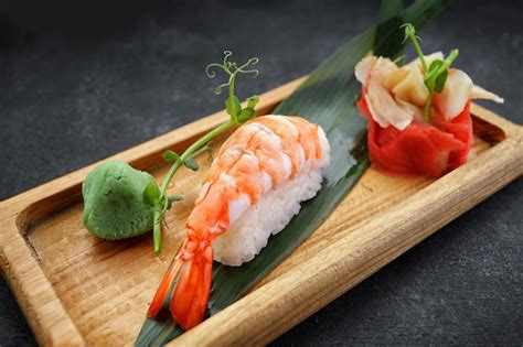 Presentación artística de nigiri y sashimi con wasabi y jengibre