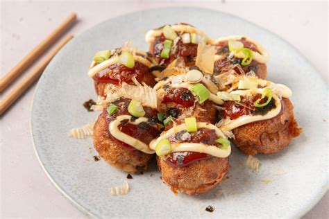 Bolitas de takoyaki recién hechas con toppings