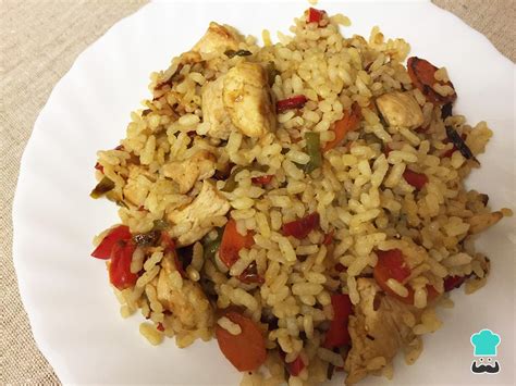 Plato de pollo salteado al estilo asiático con arroz y verduras