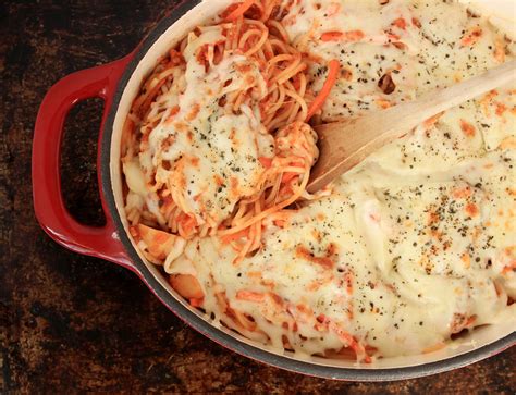 Plato de tallarines gratinados al horno con salsa a la chilena