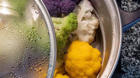Espinacas cociéndose al vapor en una olla