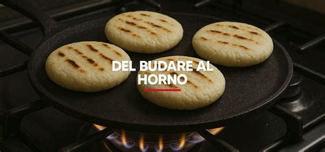 Arepas dorándose en un budare sobre una estufa.