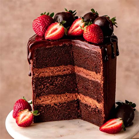 Foto de un Drip Cake con ganache de chocolate y frutas