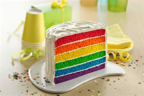 Pastel arcoíris con capas de bizcocho de colores y decoración exterior vibrante