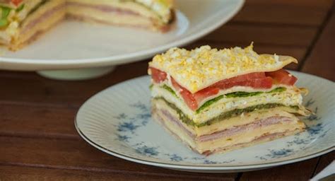Torre de panqueques apilados con crema y frutas frescas
