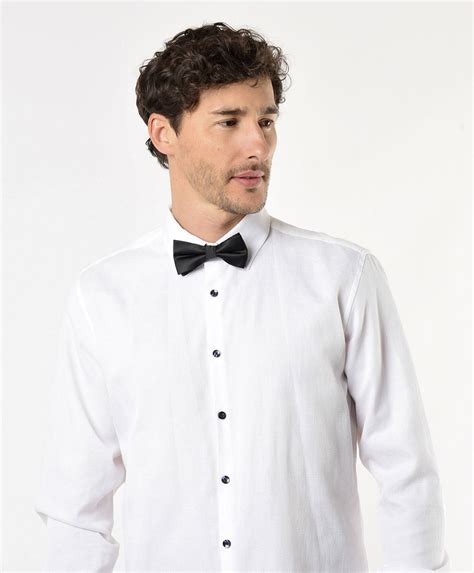 hombre vistiendo camisa conchevino y humita negra con traje
