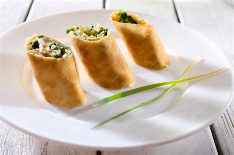 Primer plano de panqueques dorados con verduras visibles