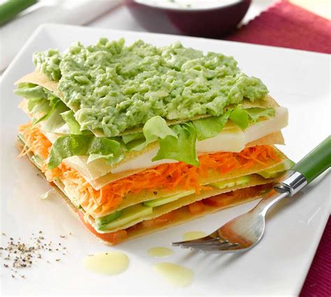 Torta de panqueques de verduras decorada con aguacate y tomate