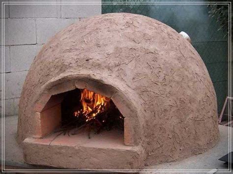 Foto de la base del horno de barro con la losa recién hecha
