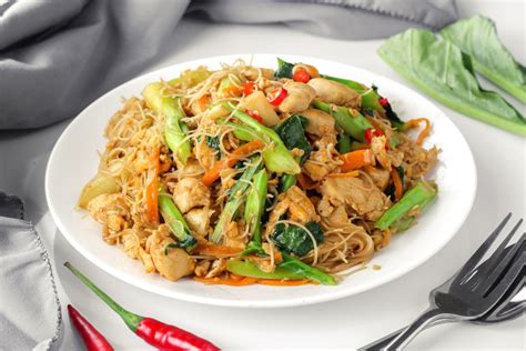 Plato de fideos de arroz salteados con verduras y soja