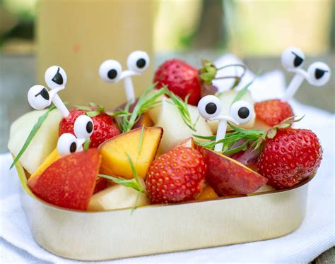 Foto: Platos pequeños de snacks de atún para niños