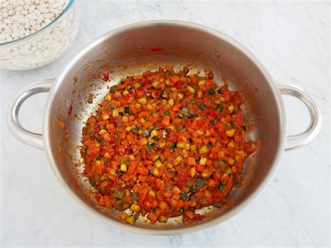 Sofrito recién hecho con pimentón y ajo, listo para añadir a las alubias