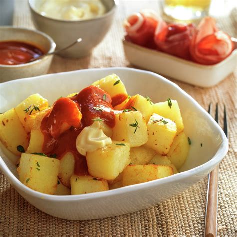 Patatas bravas recién hechas con salsa en un cuenco