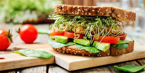 Sándwich vegetariano con aguacate y tomate