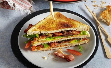 Sándwich BLT con aguacate