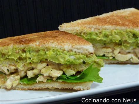 Sándwich de ensalada de pollo con aguacate