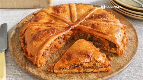 Primer plano de empanada gallega de marisco con masa tradicional