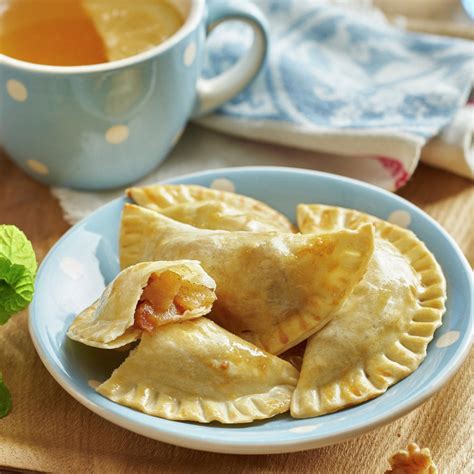 Empanadillas dulces de manzana y canela espolvoreadas con azúcar glass