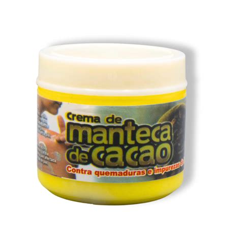 Imagen de una persona aplicando crema de manteca de cacao en la piel