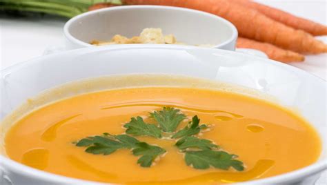 Tazón de sopa de zanahoria y coco decorado con cilantro