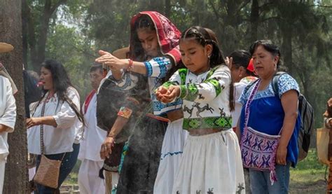 Pueblos indígenas celebrando la ceremonia del salmón