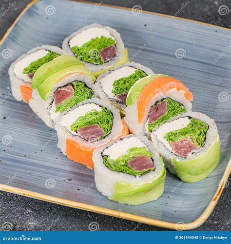 Temática foto de rollos de sushi variados listos para entrega