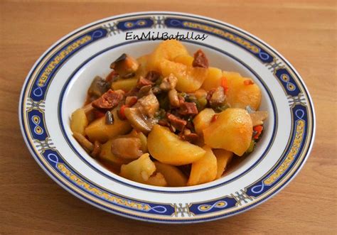 Patatas estofadas (Nikkorogashi) en un cuenco