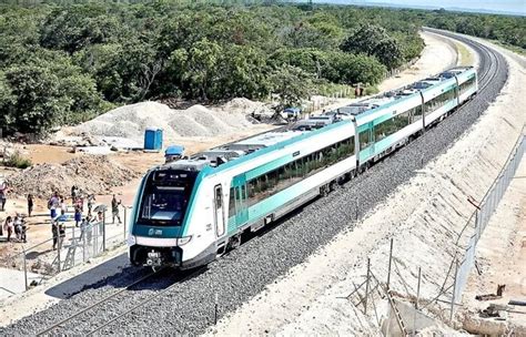 Tren de pasajeros en recorrido por el sur de Chile con paisajes naturales