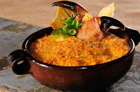 Plato de pastel de jaiba gratinado, primer plano