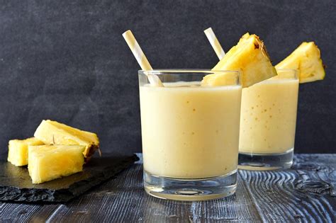 Imagen de un batido de piña colada natural servido en un vaso