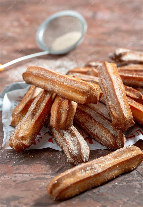 Churros recién hechos y espolvoreados con azúcar flor