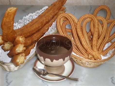 Variedad de churros y porras con chocolate