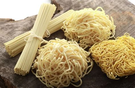Esquema de cocción de fideos japoneses y preparación de verduras para saltear.