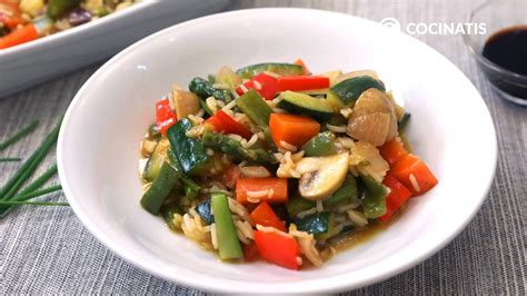 Infografía mostrando diferentes verduras y proteínas que se pueden usar en un wok con fideos teriyaki.