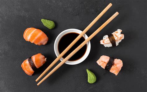 Foto de salsa unagi en un cuenco con palillos y sushi